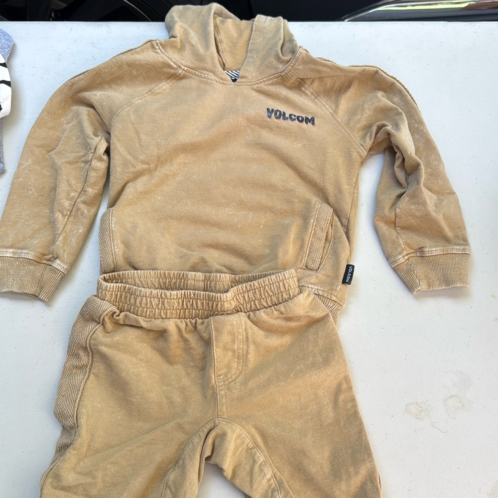Volcom size 4T set